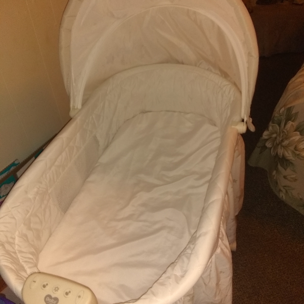 Bassinet - Picture 3 of 3
